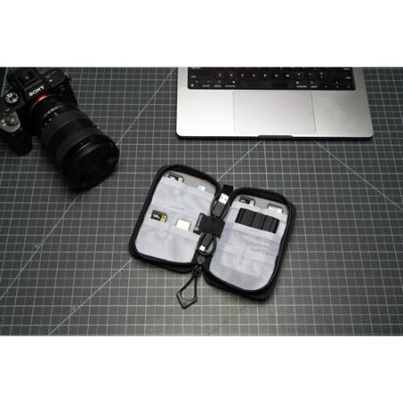 Wandrd Memory Card Case - etui na karty pamięci (8x slot SD, 2x slot SSD, czarne) - przykład użycia
